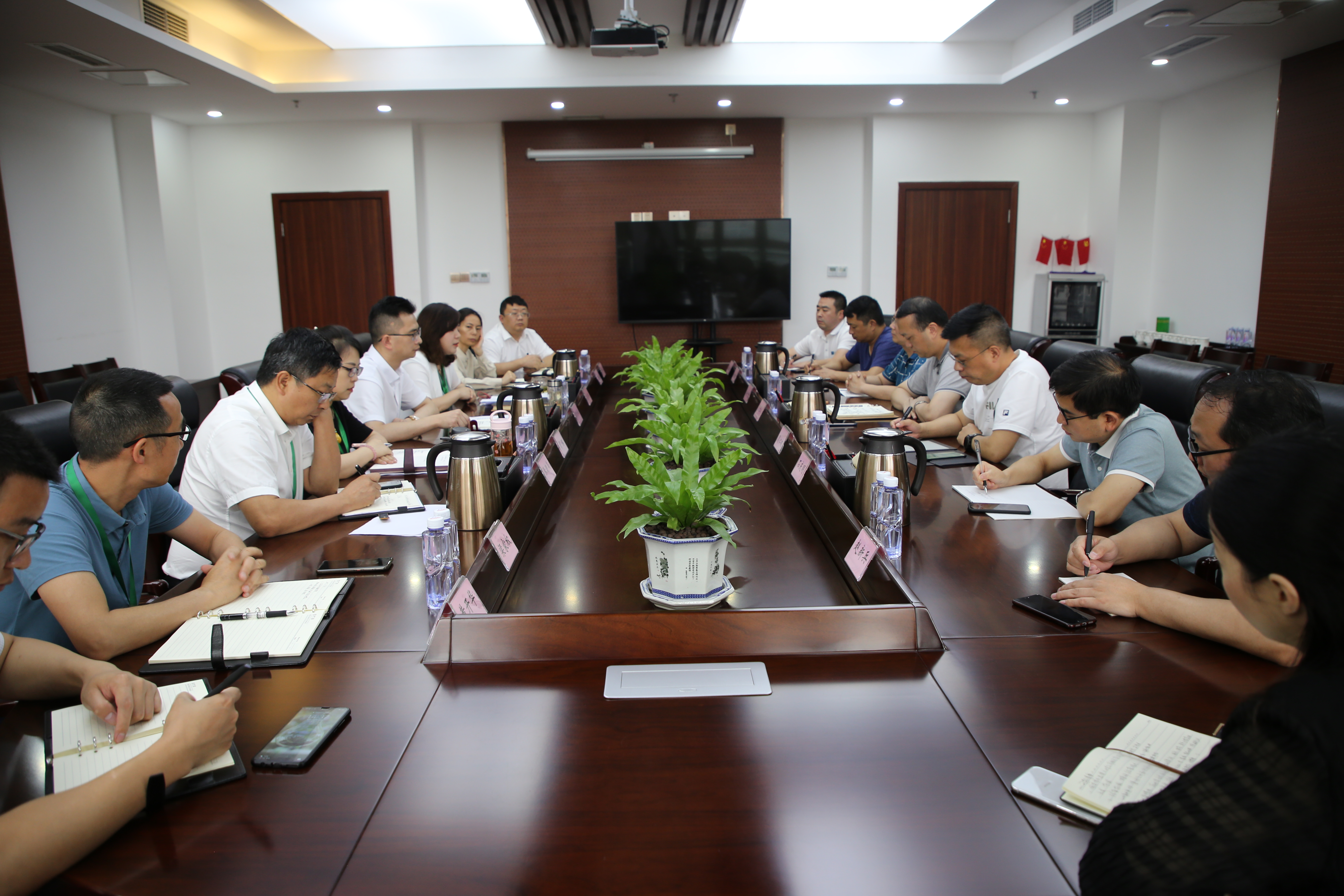 萬源市委常委、政法委書記余世斌率隊蒞臨西南醫(yī)投集團(tuán)考察調(diào)研   